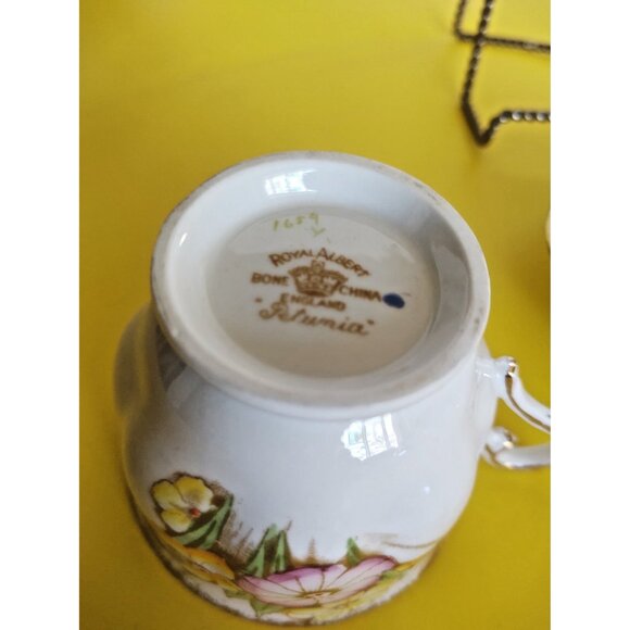 Vintage Royal Albert Tea Cup & Saucer Petunia Pattern 1930's - Picture 8 of 9